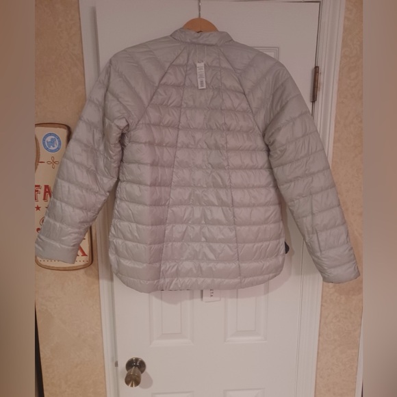 Brand New Reversible Athleta Dark Blue/ Beige Puffer Jacket - Woman’s - Picture 4 of 6